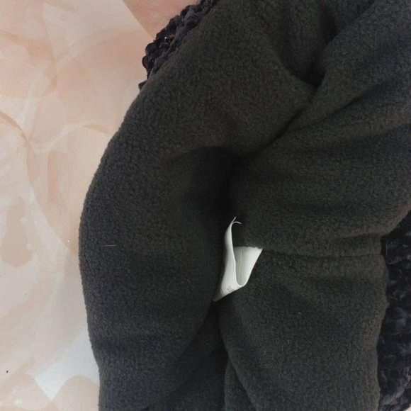 Claire’s Black Sequined fuzzy ball pom pom beanie - Picture 4 of 9